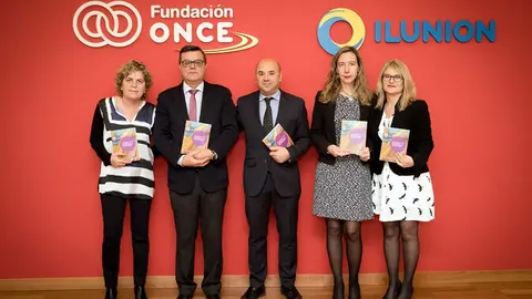 Foto de familia durante la presentación de la guía sobre violencia de género contra las mujeres con discapacidad de la Comunidad de Madrid 
