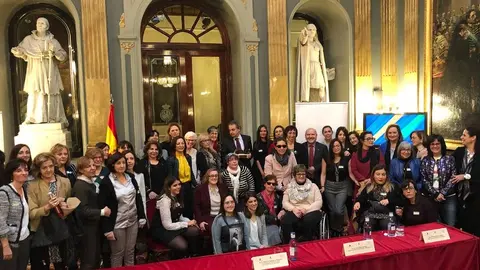 Foto de grupo de las mujeres del movimiento asociativo de la discapacidad con José Luis Zapatero