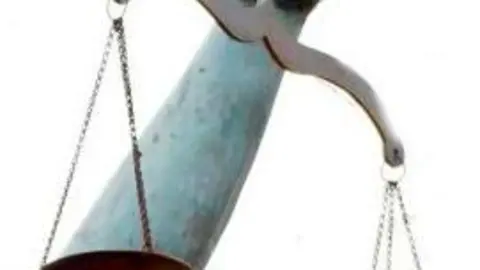 Detalle de una mano sujetando una balanza