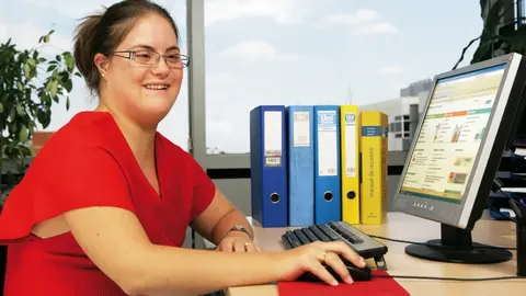 Mujer con discapacidad trabajando