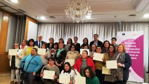 Momento del acto de cierre de Proyecto de Activación socio-laboral de mujeres con discapacidad en Extremadura y de presentación del de Mentorado de mujeres con discapacidad 