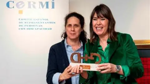 Mabel Lozano recoge el premio cermi.es por su vídeo ‘diferente’, que visibiliza la violencia contra las mujeres con discapacidad 
