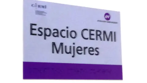 Cartel en la pared del nuevo espacio CERMI Mujeres en la sede del CERMI