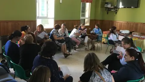 Mujeres con discapacidad asistiendo a un curso