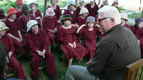 Grupo de niñas albinas