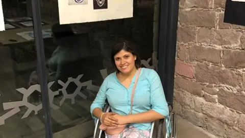 María Eugenia Aceves, artista mexicana con discapacidad