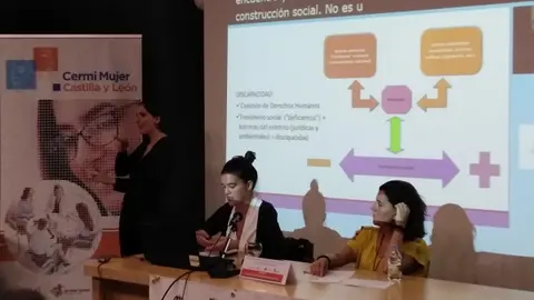 María Laura Serra, delegada de derechos humanos de Fundación CERMI Mujeres dando una ponencia durante las jornadas de CERMI MUJER Castilla y León