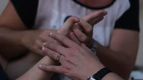 Detalle de las manos de una mujer sordociega hablando con su intérprete (Foto: Fasocide)