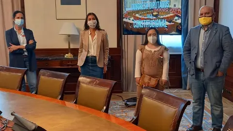 Representantes de CERMI y FCM en una imagen tras el apoyo unánime a la ilegalización de las esterilizaciones forzadas en la Comisión de Justicia del Congreso