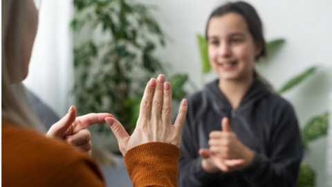 Una niña y su madre hablan con lengua de signos | Foto 123RF/sinenkiy