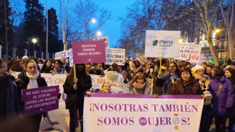 Imagen de mujeres con discapacidad del entrono CERMI se manifiestan en Madrid el 8 de marzo