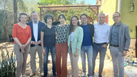 La directora murciana, Eva Libertad (cuarta por la izquierda), rodeada por las productoras y representantes institucionales del proyecto.