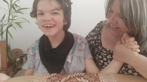 Claudia, junto a su hija Teresa