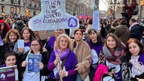 Patricia, junto a otras madres cuidadoras, en uno de los actos reivindicativos