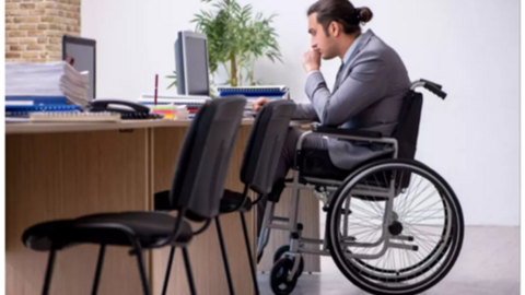 Un empleado trabaja sobre su silla de ruedas | Foto de 123RF/Elnur