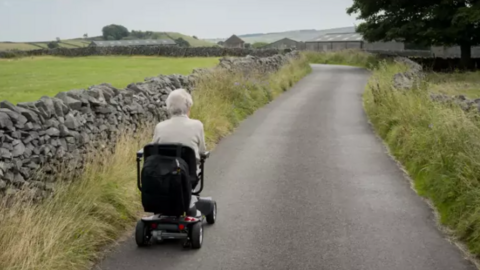 Uno de los problemas del rural para las mujeres con discapacidad es la movilidad .Cedida por Getty Images