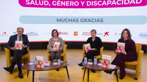 Las participantes en la mesa redonda, con el director general de Servimedia | Foto de Jorge Villa