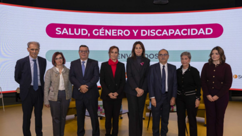 La ministra de Sanidad, junto al resto de los participantes en el acto | Foto de Jorge Villa/Servimedia