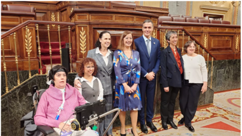 Imagen de mujeres con discapacidad del CERMI con el Presidente del Gobierno y la Presidenta del Congreso