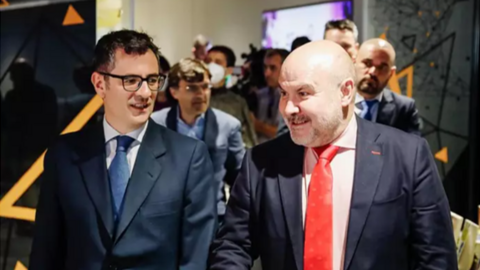 - El ministro de la Presidencia, Relaciones con las Cortes y Memoria Democrática, Félix Bolaños (i) y el presidente del CERMI, Luis Cayo Pérez Bueno (d). - Carlos Luján - Europa Press - Archivo