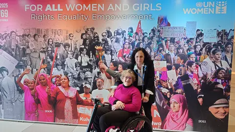 Ana Peláez de pie, con Marta Valencia