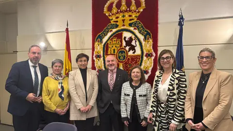 Luis Cayo con la Comisión de Derechos de las Familias del Senado