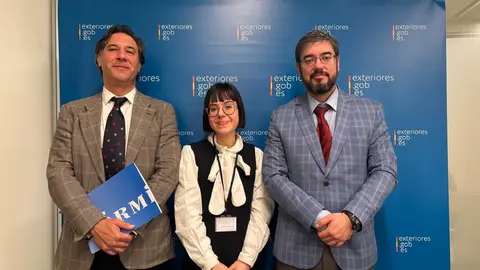 Imagen de Gregorio Saravia, Sara de Torres y con la Dirección General de Naciones Unidas, Organismos Internacionales y Derechos Humanos del Ministerio de Asuntos Exteriores, Unión Europea y Cooperación