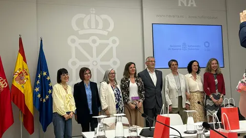 Patronas de FCM recibidas por el Consejero de Presidencia e Igualdad, Félix Taberna Mozón, y por la directora gerente del Instituto Navarro para la Igualdad, Patricia Abad Encina.  en el centro