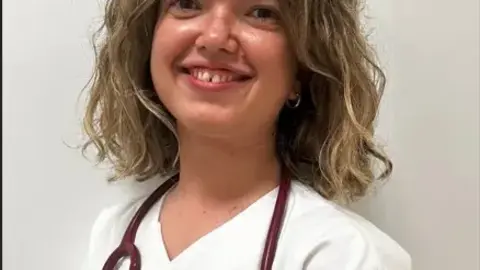 Marina Gaspar con bata blanca médica y estetoscopio en el cuello