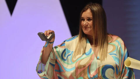 Imagen de Mónica Oviedo, saluda a los asistentes al acto. P. Nosti