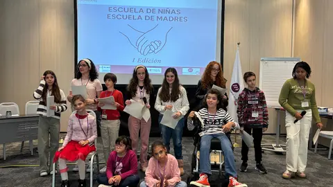 Niñas lectura_ con permiso de madres