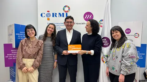 Fotografía de la entrega del sello Bequal a la Fundación CERMI Mujeres