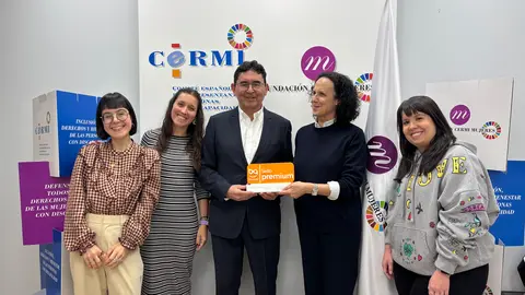 Fotografía de la entrega del sello Bequal a la Fundación CERMI Mujeres