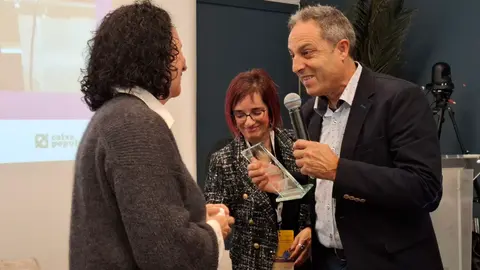 Imagen de Ana Peláez entregando el premio al marido de Teresa
