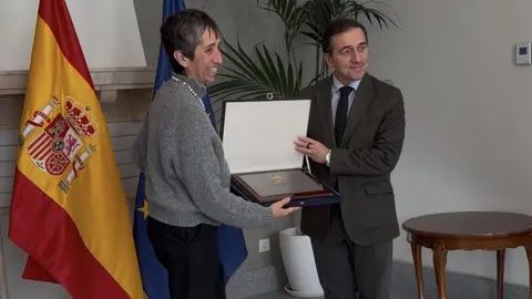Imagen de Concha Díaz recogiendo la Placa de Honor de la Orden del Mérito Civil a FCM