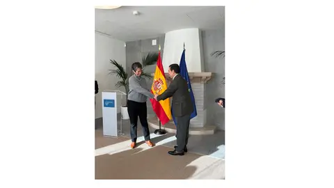 Imagen del ministro Albarés haciendo la entrega de la Placa de Honor a FCM, la recoge Concha Díaz, presidenta de la entidad