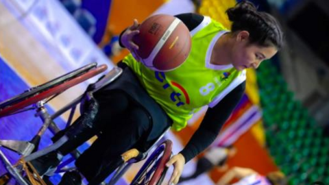 Latifa jugando al baloncesto en silla de ruedas y abajo foto reciente en Madrid