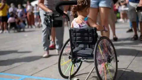 Imagen de una ni&ntilde;a con movilidad reducida