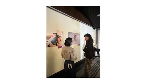 Imagen de Sara De Torres y la ministra de Igualdad, Ana Redondo en la exposici&oacute;n de Generosidad tras la entrega del premio CERMI.es