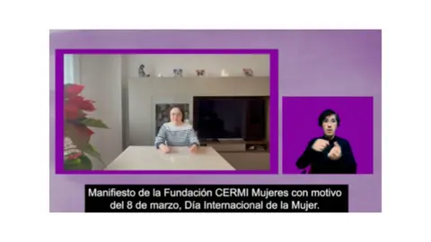 Imagen de Carla, una de las integrantes en la lectura del manifiesto. Aparece la ILSE y el subtitulado