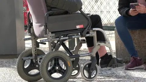 Imagen de una usuaria en silla de ruedas