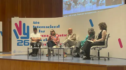 Imagen de la mesa. Teresa Lajar&iacute;n segunda desde la izquierda