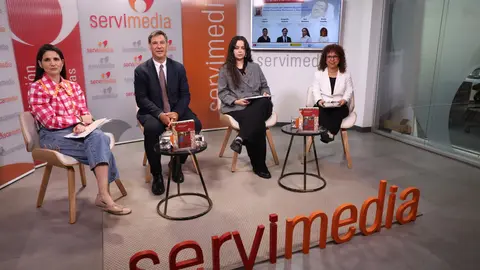 Imagen en Servimedia. Aparece Gregorio Saravia y Marta Castillo