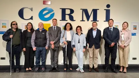 Fotograf&iacute;a de familia de CERMI con una delegaci&oacute;n francesa en la sede de CERMI