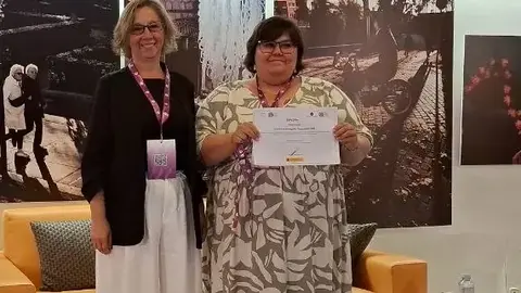 Imagen de la entrega del premio de investigaci&oacute;n Generosidad a Carola L&oacute;pez. Aparece Mercedes Ram&oacute;n y Carola L&oacute;pez