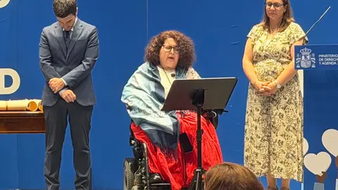 Imagen de Noelia L&oacute;pez dando el discurso tras la entrega de la Cruz de Oro