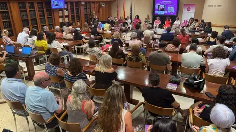 Imagen del Salon de Actos de la APM repleto durante la presentaci&oacute;n del libro