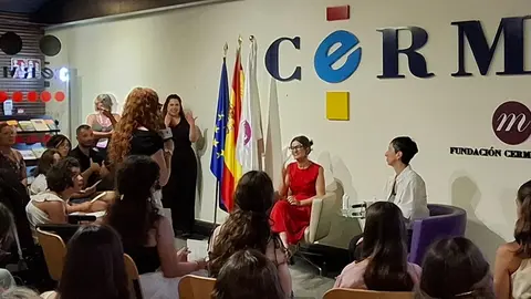 Presidenta del Consejo leyendo declaraci&oacute;n a la ministra