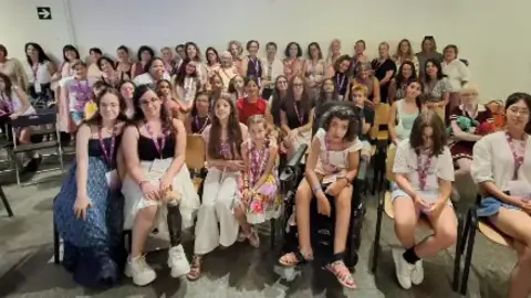 Imagen final de familia de la Escuela de ni&ntilde;as y adolescentes y la Escuela de madres