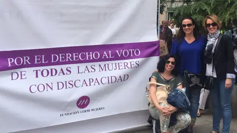 Mujeres con discapacidad reivindicando su derecho a votar